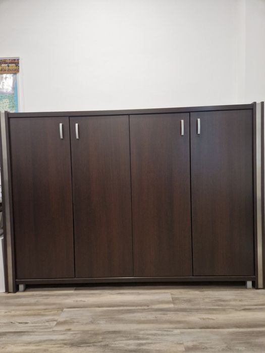 Двоен дървен шкаф