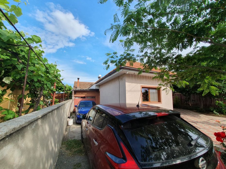 Casă de vânzare în Tuzla – 4 camere, teren 706 mp, livadă, panouri fotovoltaice