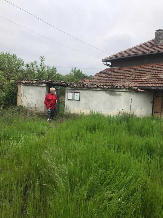 голяма къща с голям двор в с.Татари община Белене