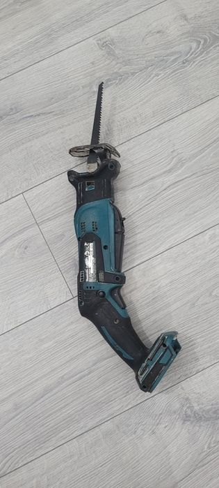 Fierastrau sabie  vulpe makita 18v