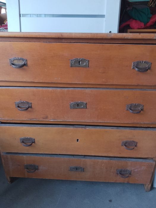 Стар дървен скрин