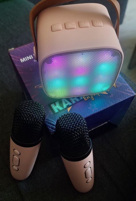 Караоке с два микрофона и високоговорител