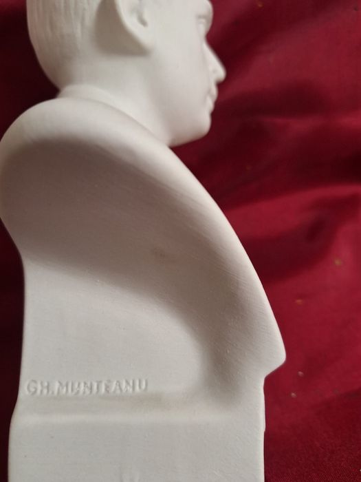 Bust din ceramică, reprezentându-l pe Octavian Goga