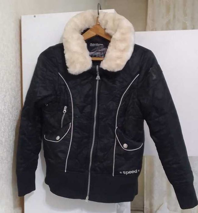 Продам куртку осень весна