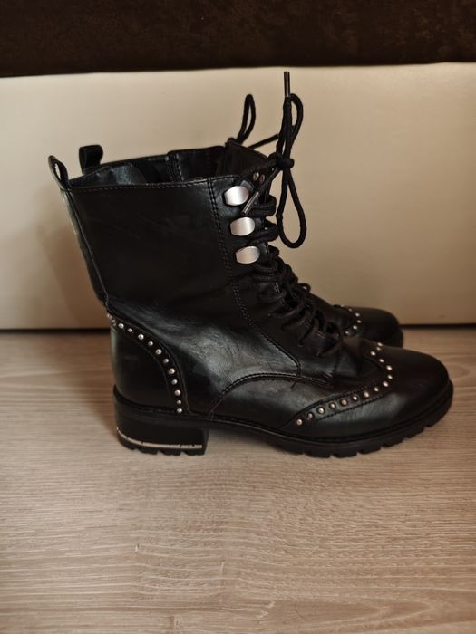 Елегантни дамски боти