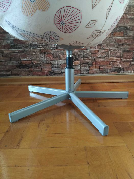 Яйцевиден въртящ се стол SKRUVSTA IKEA