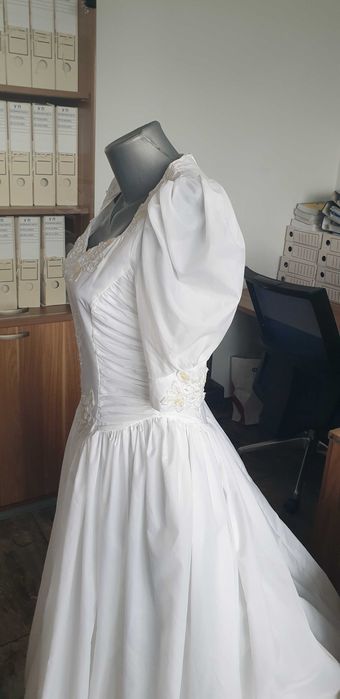 СВАТБЕНА РОКЛЯ, Бяла с модерен буфан ръкав и финна бродерия.