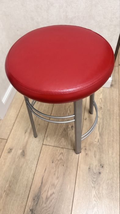 Продам комплект стульев и табуреток