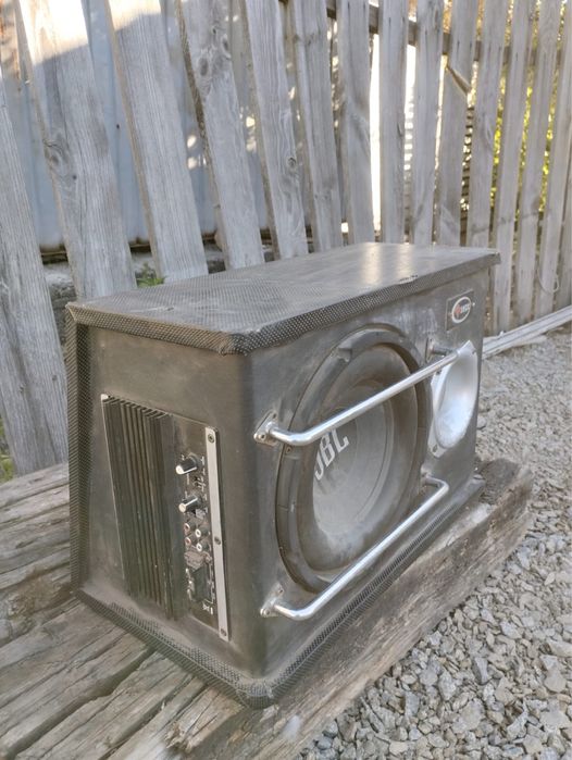 Сабвуфер JBL . . .
