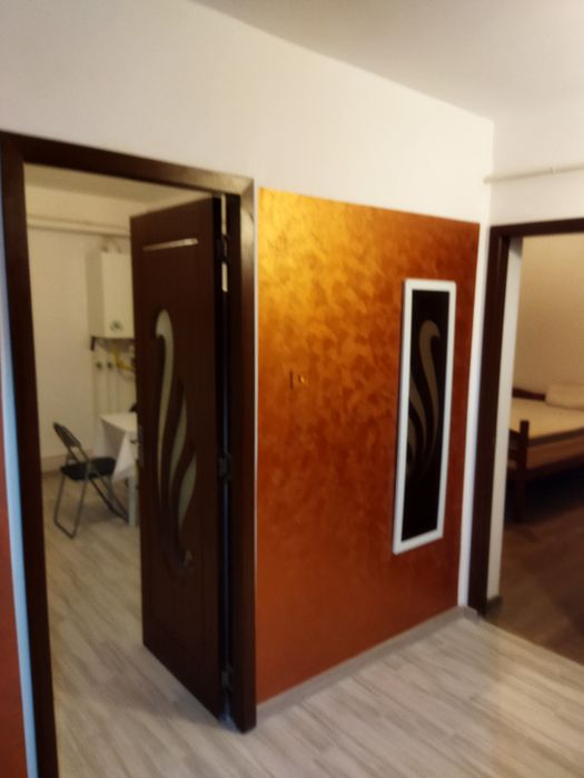 Inchiriez apartament cu 2 camere decomandat în micro 21