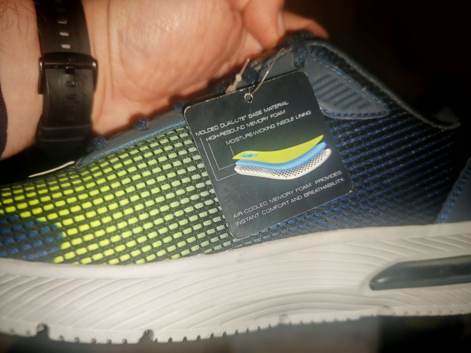 Vând adidași marca Skechers