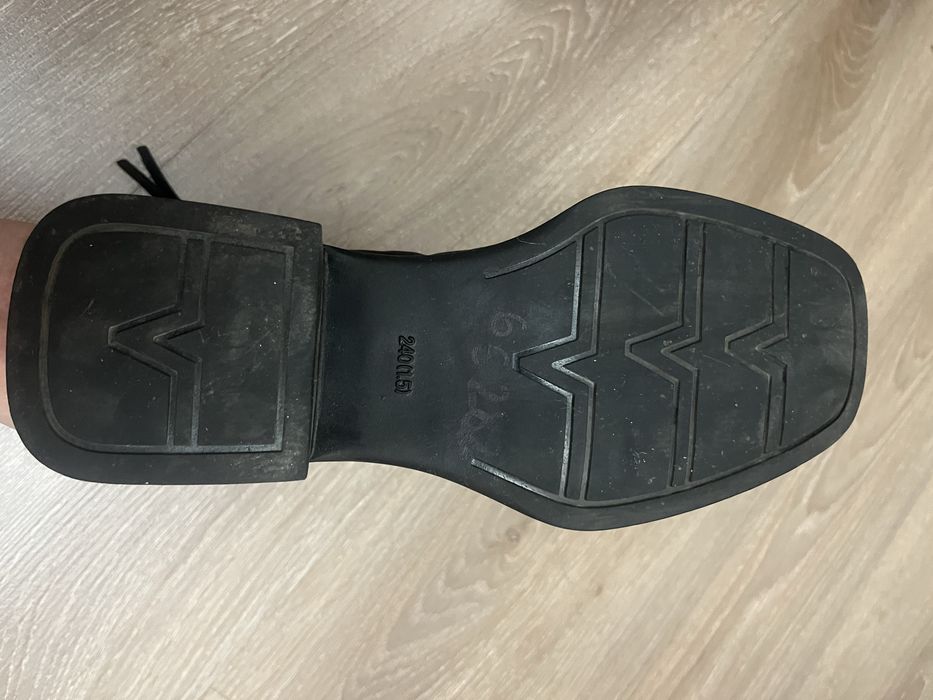 Продам ботинки новые