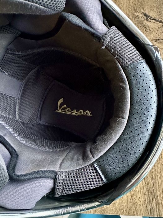 Каска за скутер Vespa.