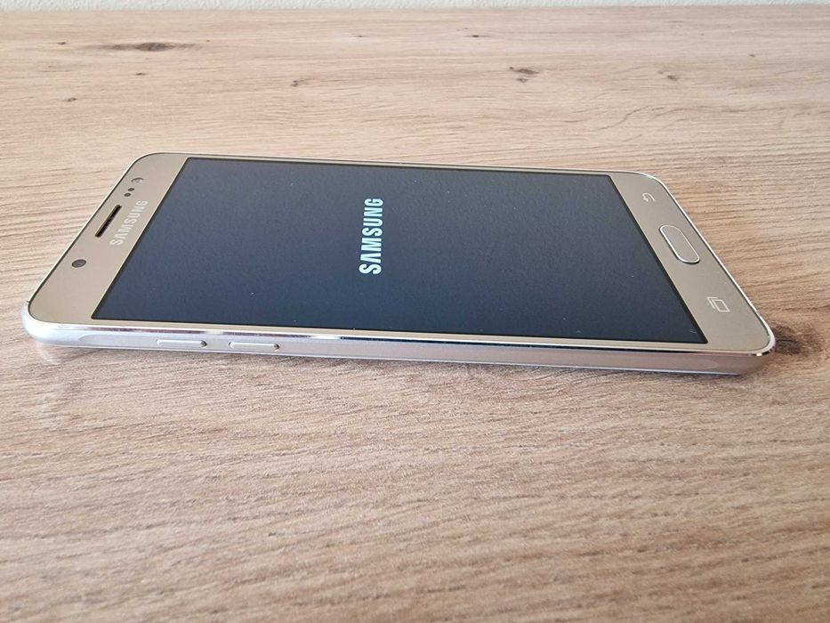 Телефон Samsung Galaxy J5