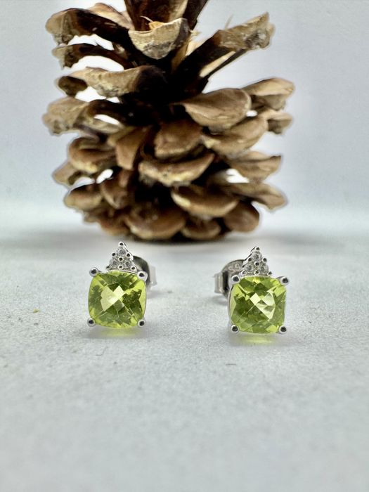 Сребърни обеци с естествен перидот