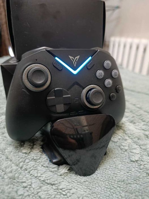 Продам геймпад Flydigi Vader 4 Pro + Flydigi Wireless Charger Dock