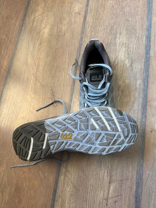 Продавам дамски обувки Jack Wolfskin