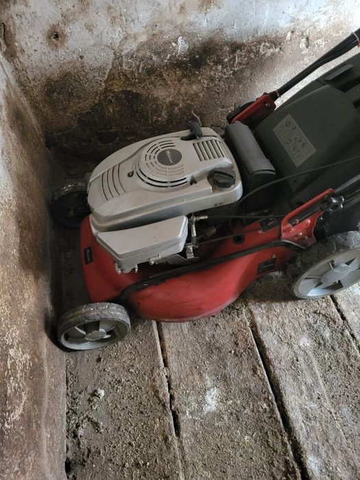 Mașină de tuns iarba cu propulsie