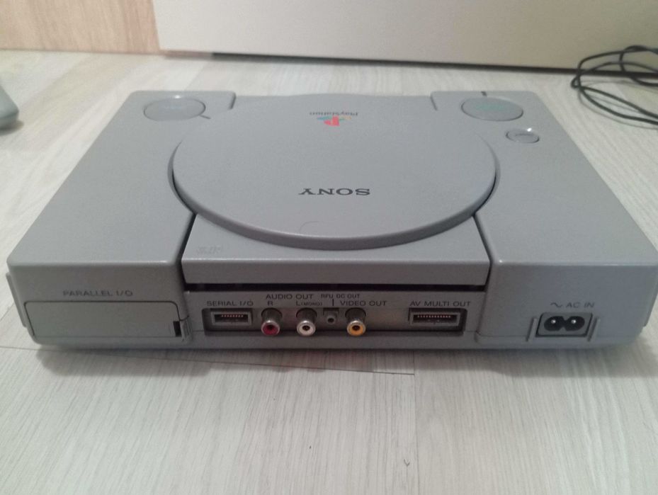 Consola Playstation 1, 2 controlere ca nou