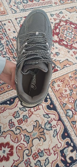 продаю срочно Asics GEL KAHANA