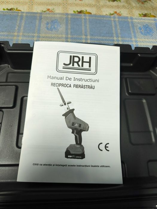 Mini fierastrau tip sabie cu 2 acumulatori