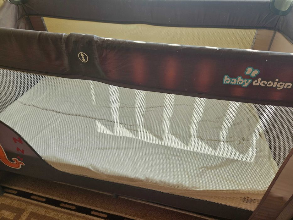 Продавам сгъваема кошара,два матрака,възглавница и олекотена завивка