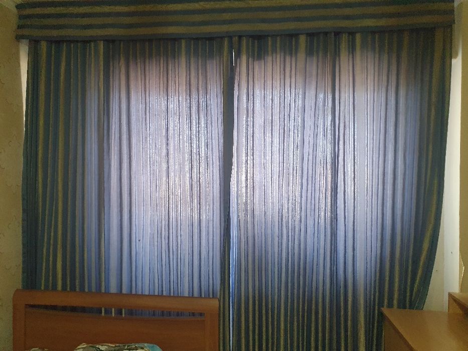 Шторы синие в серую полоску.