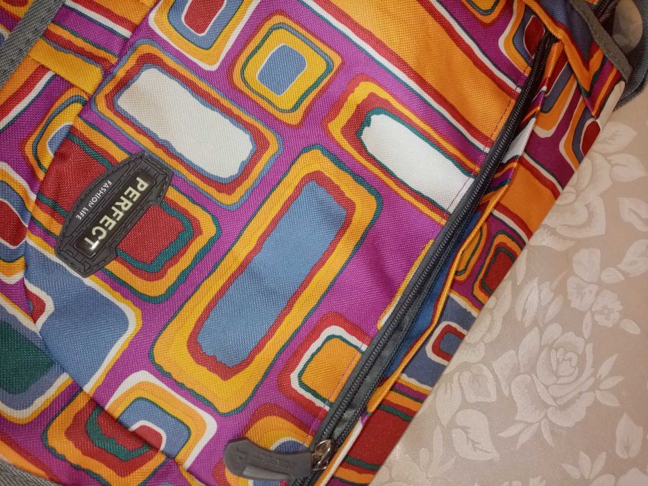 Продавам дамска чанта PERFECT с дълга презрамка