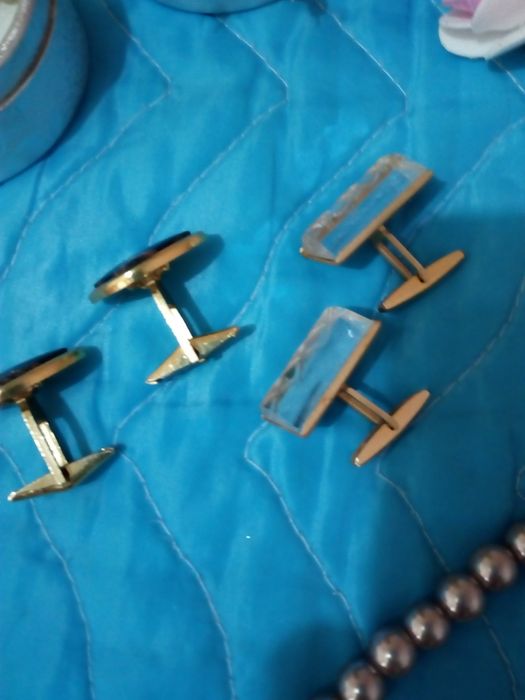 Бижутерия и серёжки.