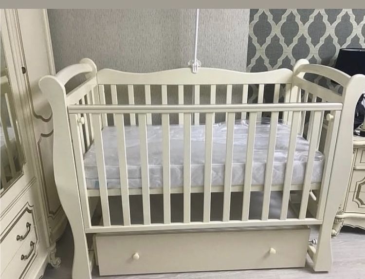 Детский кровать в хорошем состояние,почти новое , вместе с бортиками