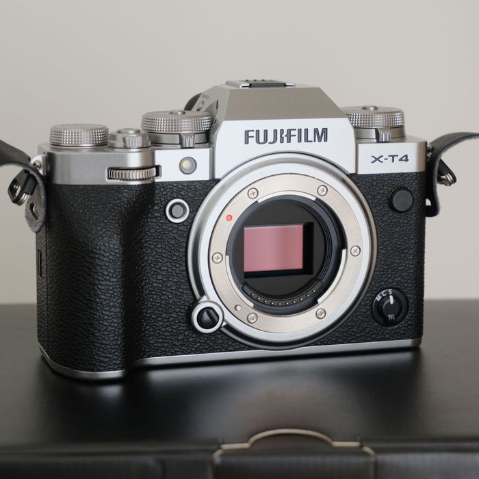 Fujifilm X-T4 Body, Silver, ca nou (900 cadre)