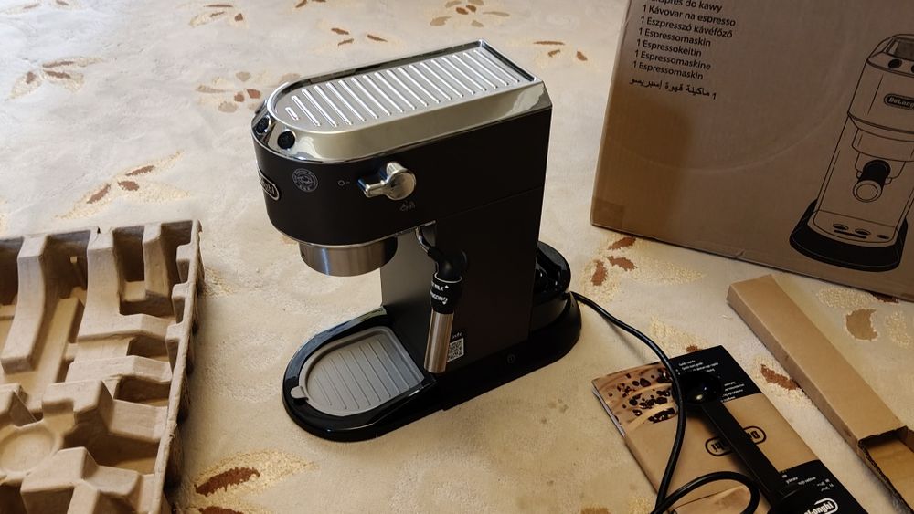 Продам кофеварку  Delonghi EC685BK