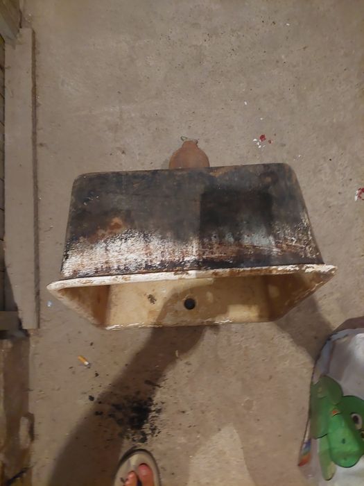 Чогунена мивка със сифон