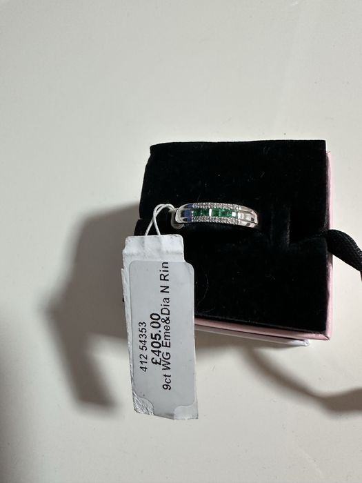 Inel curbat cu diamant și smarald din aur alb de 9 ct