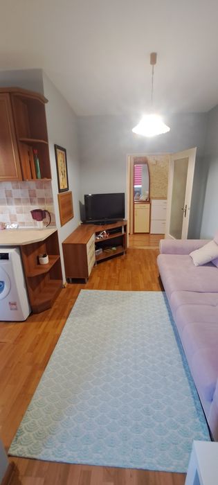 Тристаен апартаммент на 7мин пешеходно от център.