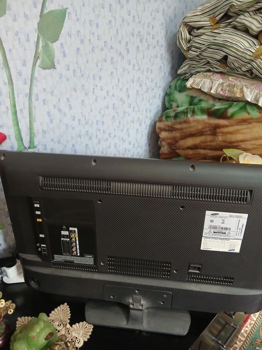 Самсунг телевизор в хорошем состоянии, свой б/У. дома 3 свой телевизор