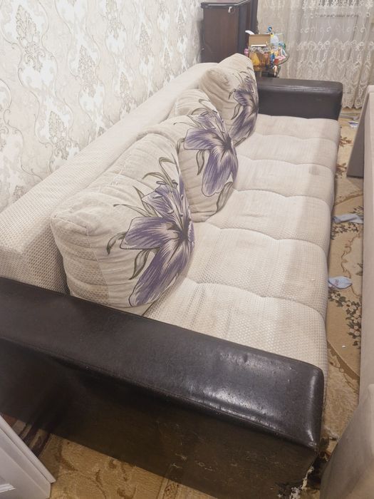 Отдам диван и парту