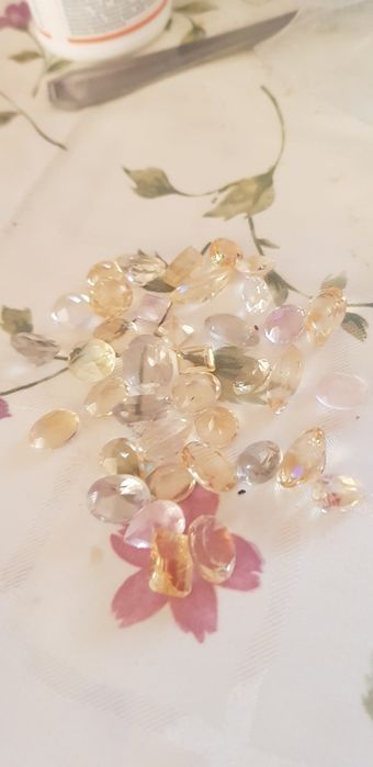 Натуральные камушки цитрина разных размеров