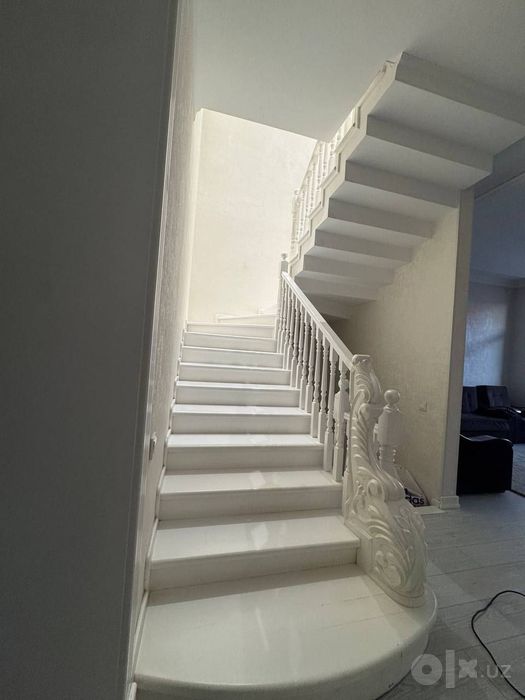 Olmazor moy ariq 3 sotik 6 xona 3 qavatli 260000$