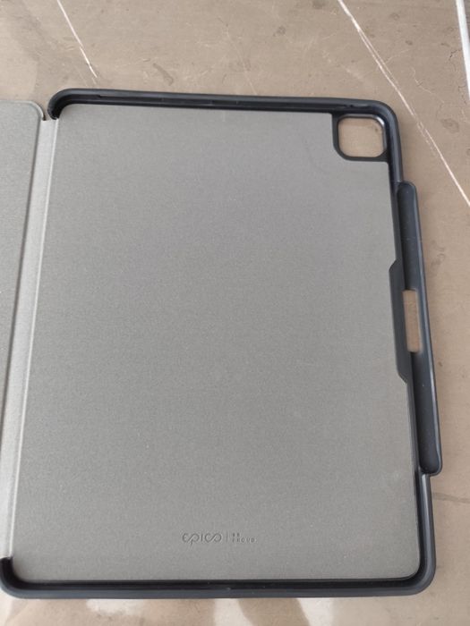 Черен сгъваем магнитен калъф Epico за iPad