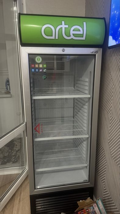 Витринный холодильник в отличном состянии