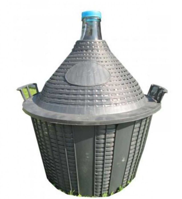 Стъклена дамаджана в кош с дръжки -