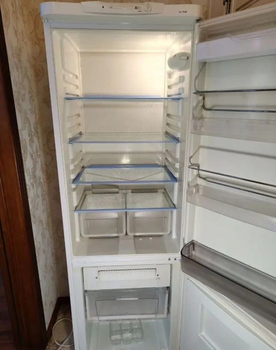 Холодильник  Indesit. 175см в отличном состоянии