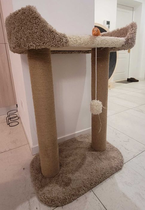 Лежанка для кошек с когтеточкой.