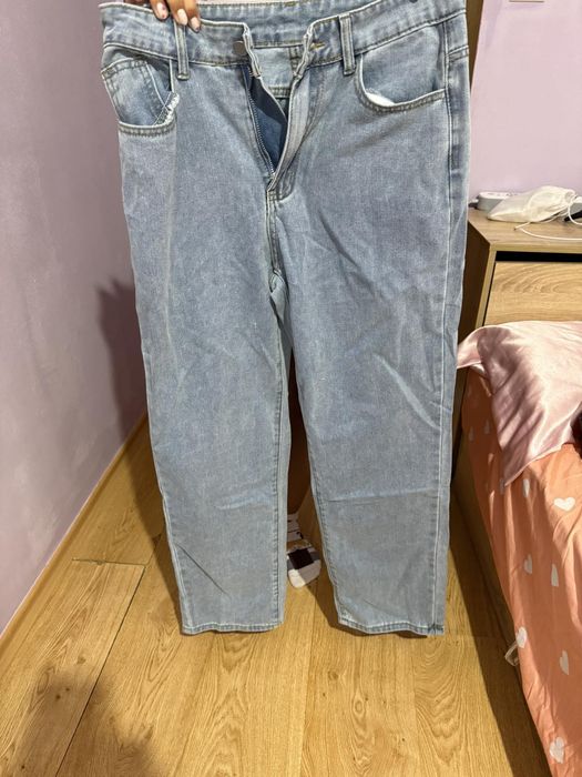 Чисто нови ежедневни дънки с прав крачол с цип.