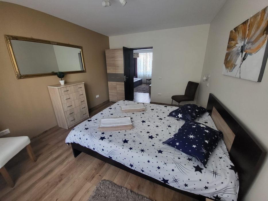 CENTRAL: Dormitor & Living cu colțar (max 4 adulți + 1 copil)