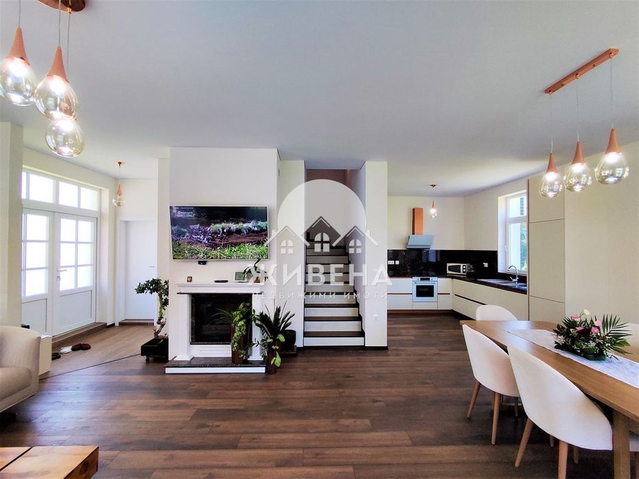 Триетажна къща в м-т Ален Мак, РЗП 270 кв.м