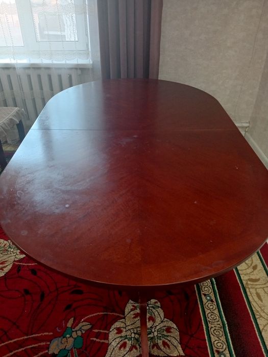 Стол с стулями..