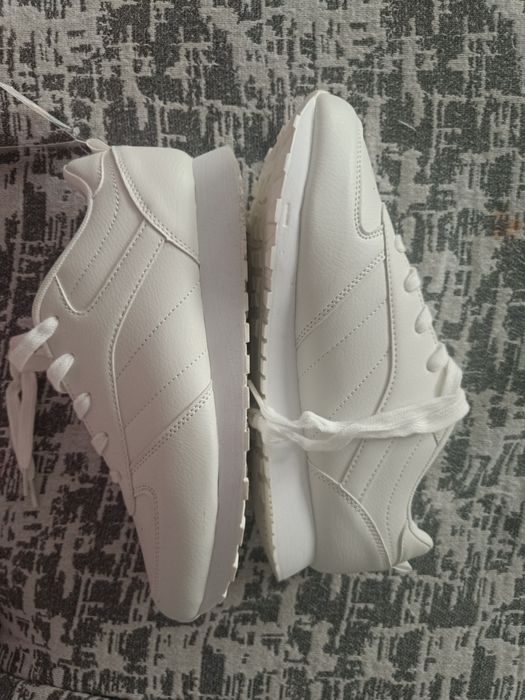 Бели дамски маратонки