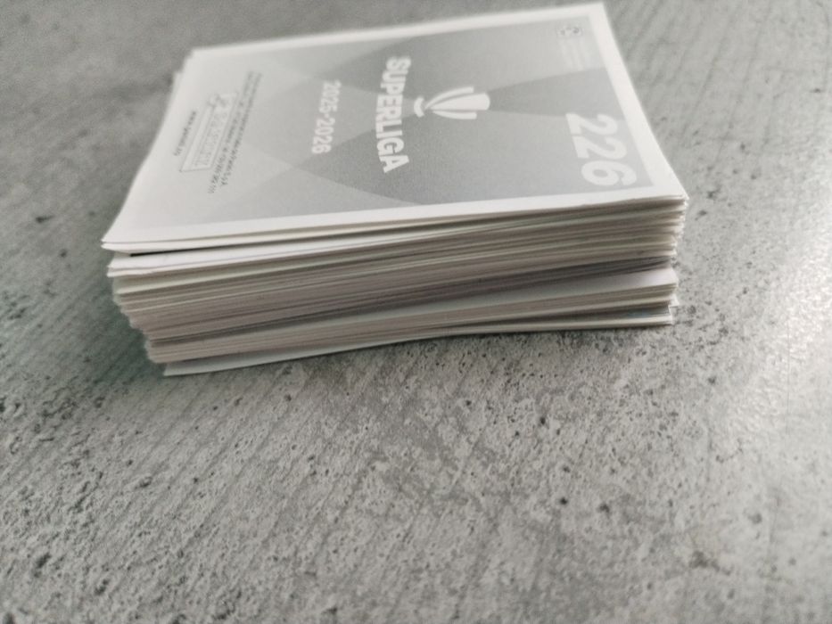 Vând sau schimb  cartonase superliga 2025-2026